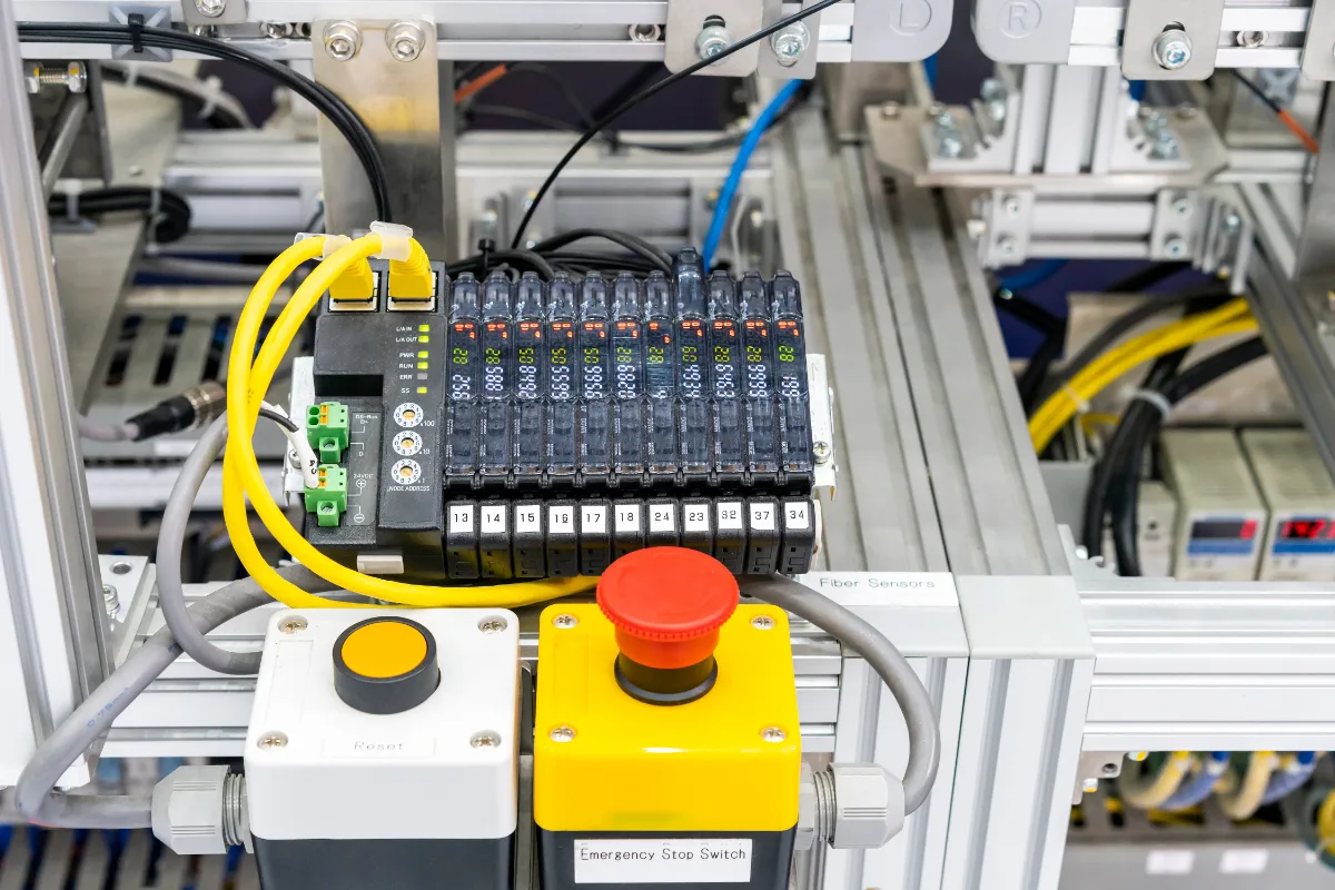 Industrielle Ethernet- und Sensormodule an einer Maschinenkonstruktion